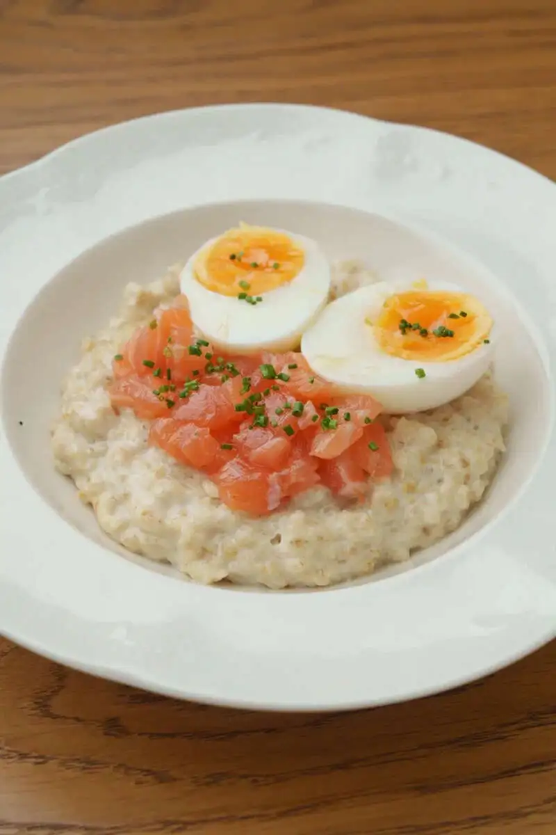 Сырный геркулес с лососем слабой соли и яйцом