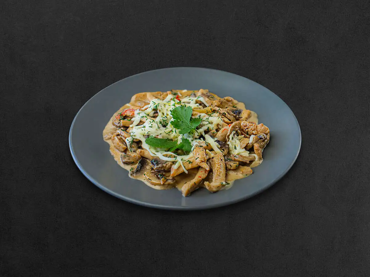 Жаровня из курицы в сливочном соусе с грибами и овощами