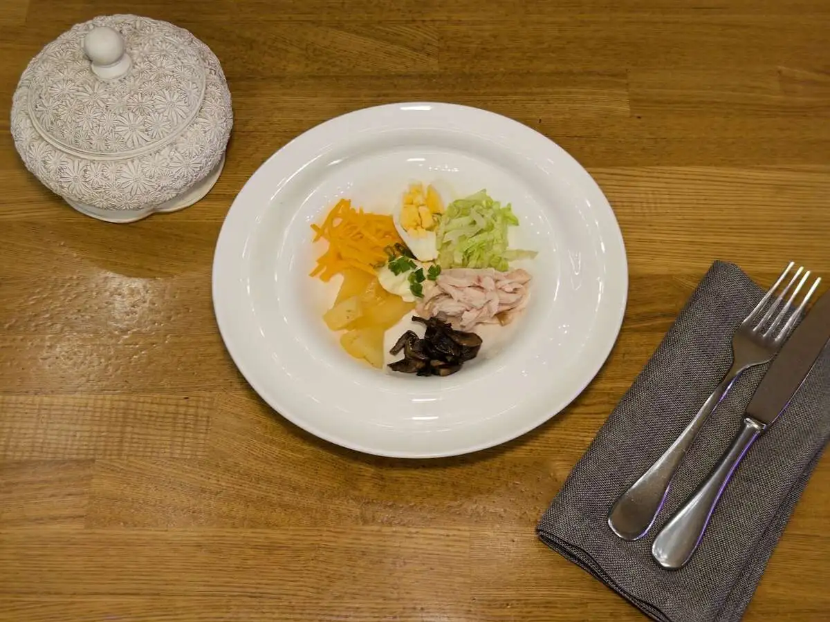 Салат из курицы с ананасом