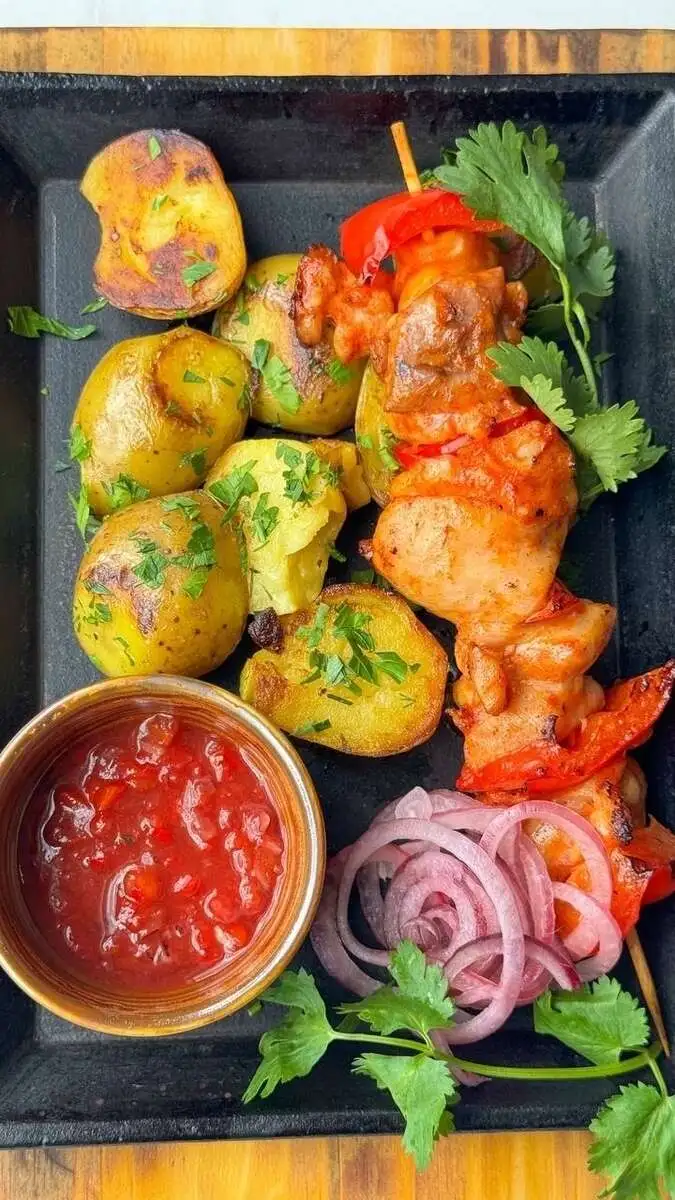 БЛ Куриный шашлык с печеными овощами и соусом сальса 260гр.