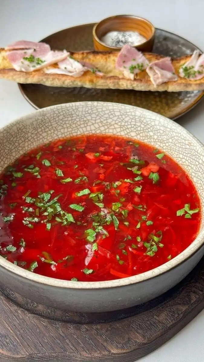 БЛ Борщ с фасолью и черносливом, салом и багетом   260/80/20гр.