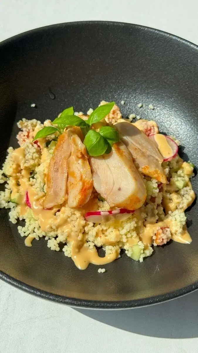 БЛ Салат с цыпленком, кус кусом и овощами 170гр.