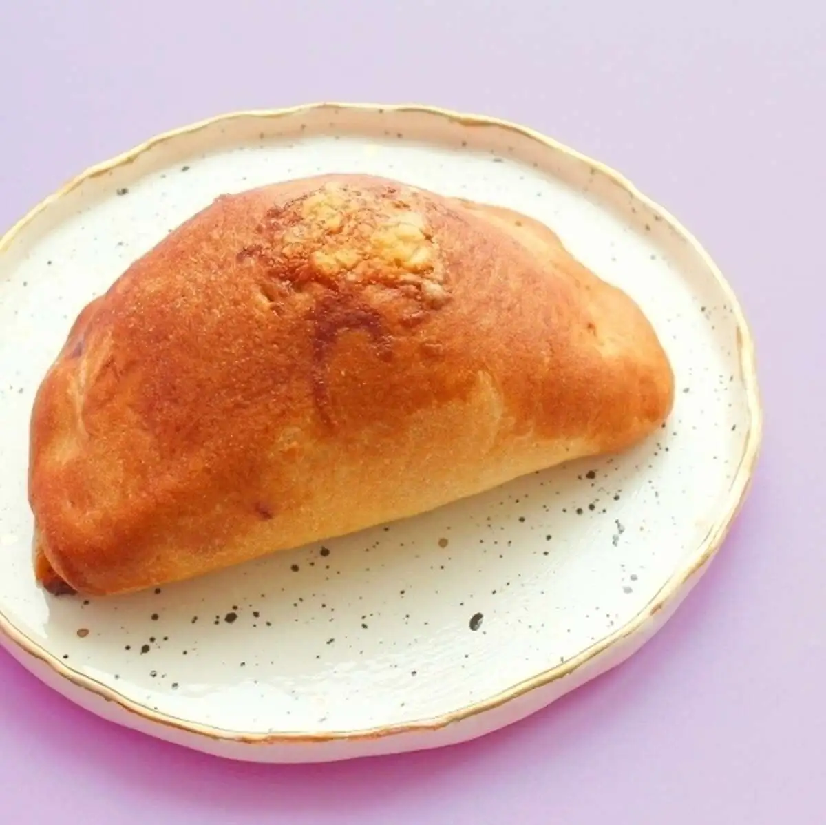 Кальцоне с ветчиной и сыром