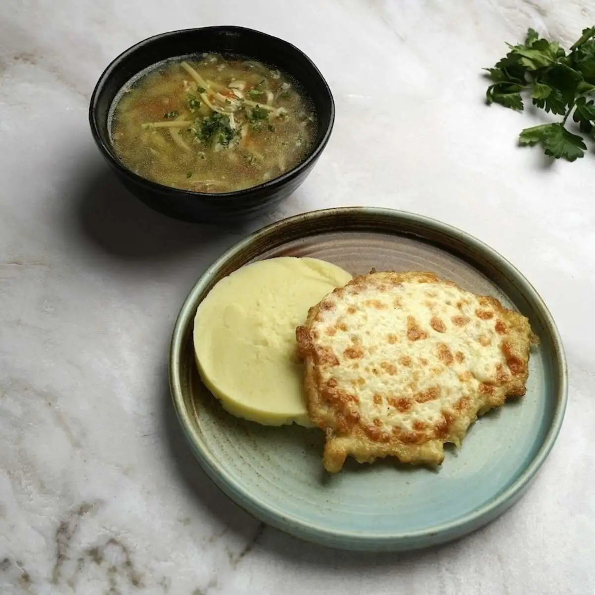 Суп-лапша, отбивная с сыром и картофельное пюре 