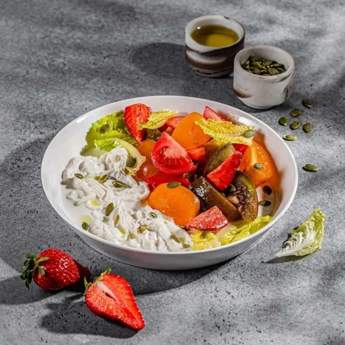 Салат со страчателлой и клубникой