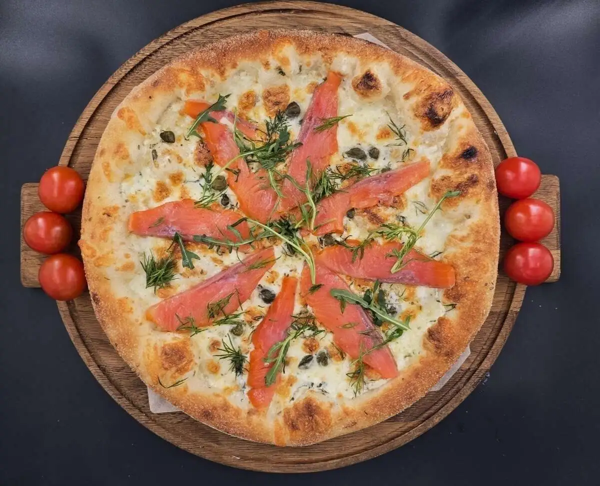 Пицца с копченой форелью и каперсами (25 см)