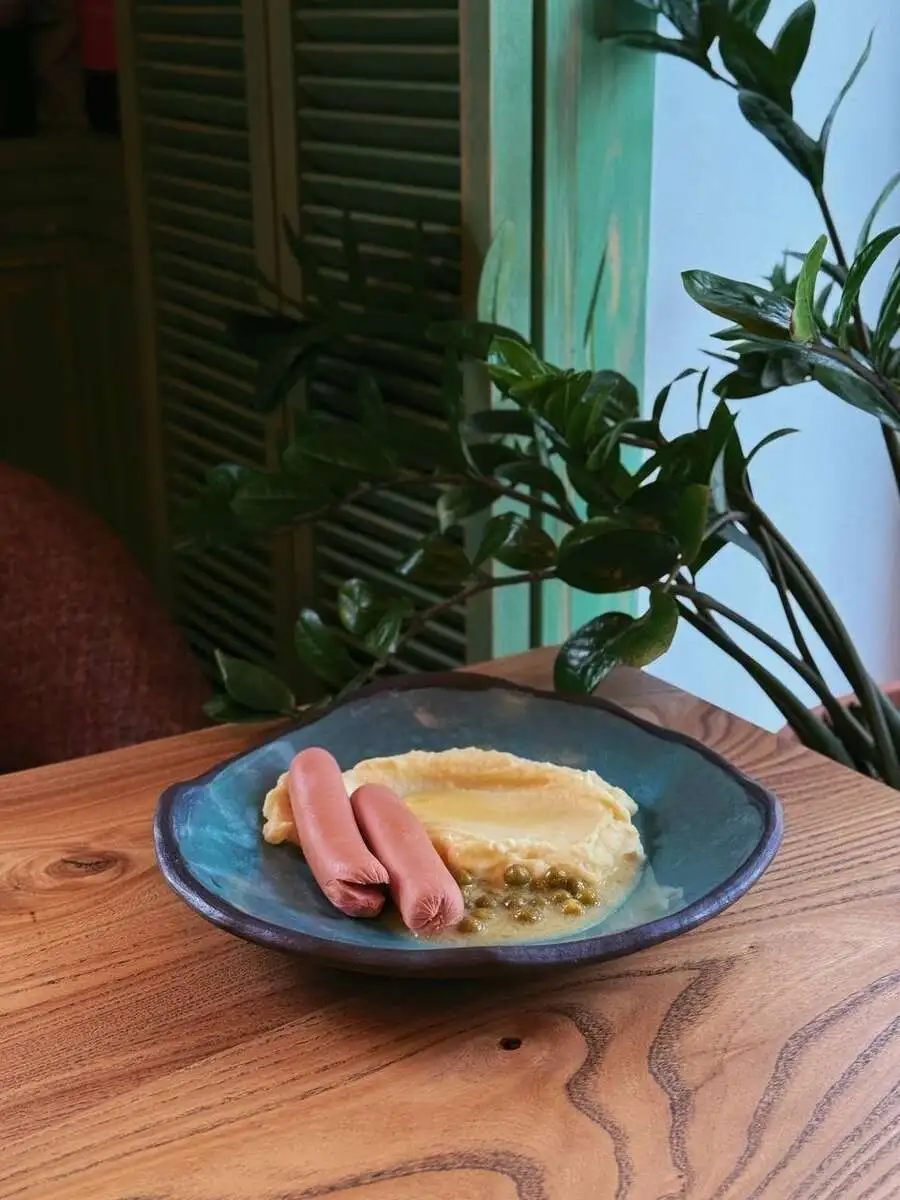 Картофельное пюре с сосисками и зеленым горошком