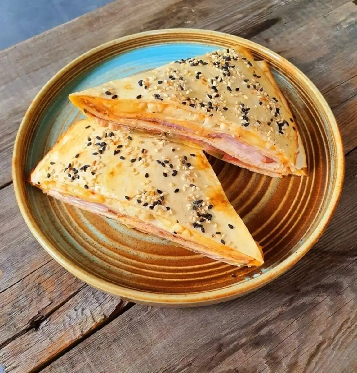 Завертон с колбасками и курицей