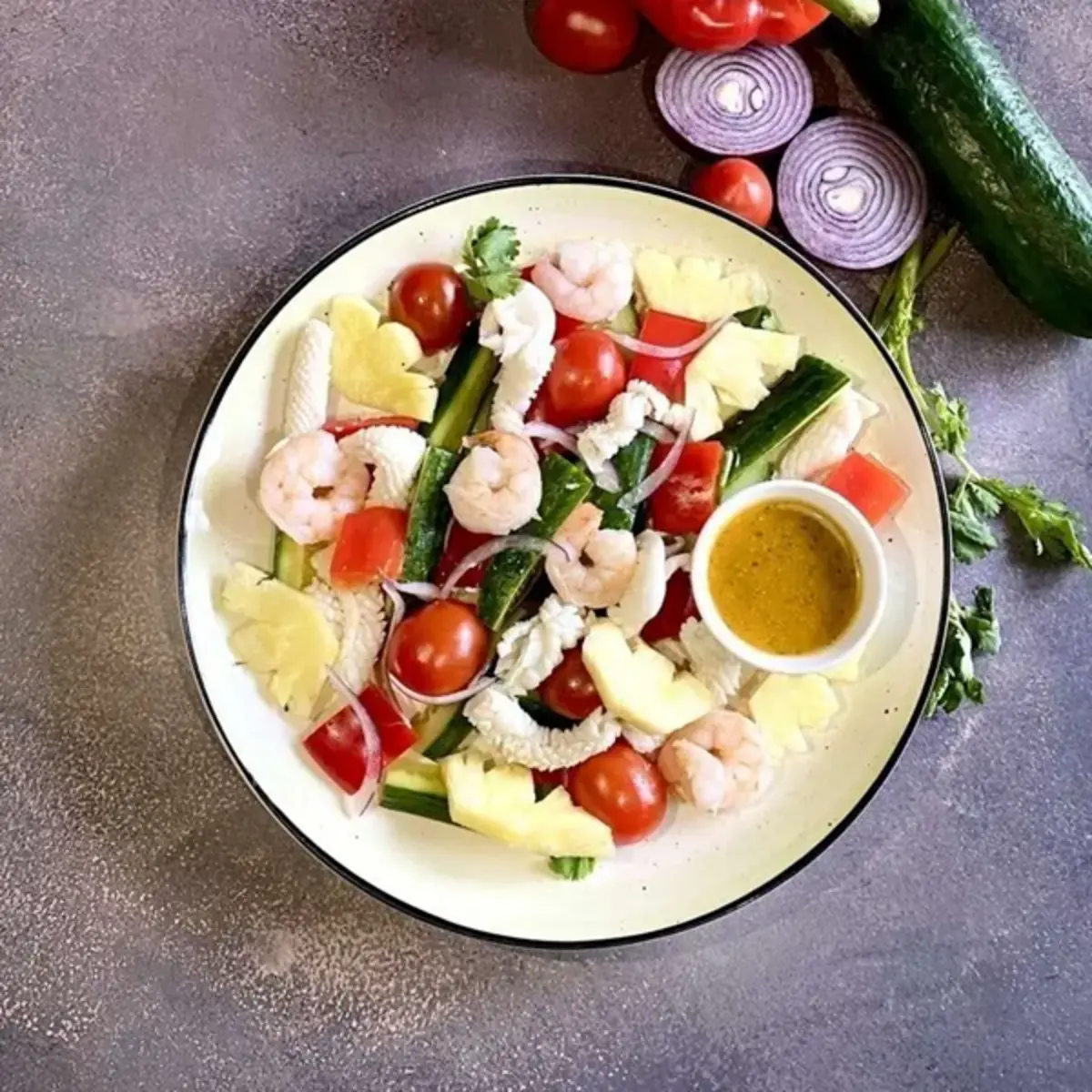 Салат с ананасом и морепродуктами