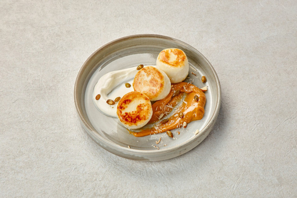 Сырники с карамельным соусом