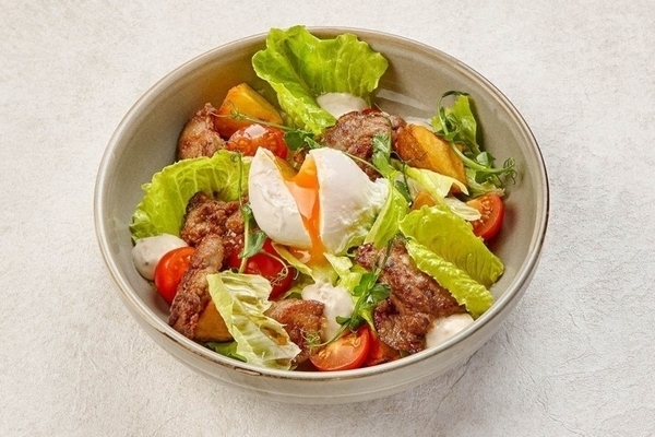 Салат с куриной печенью и яйцом пашот