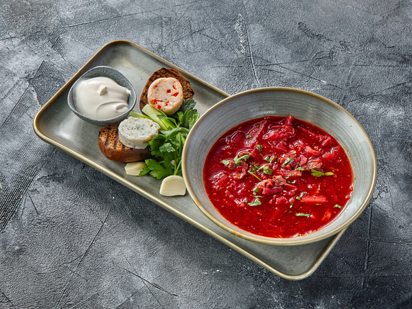 Борщ с говядиной и сметаной