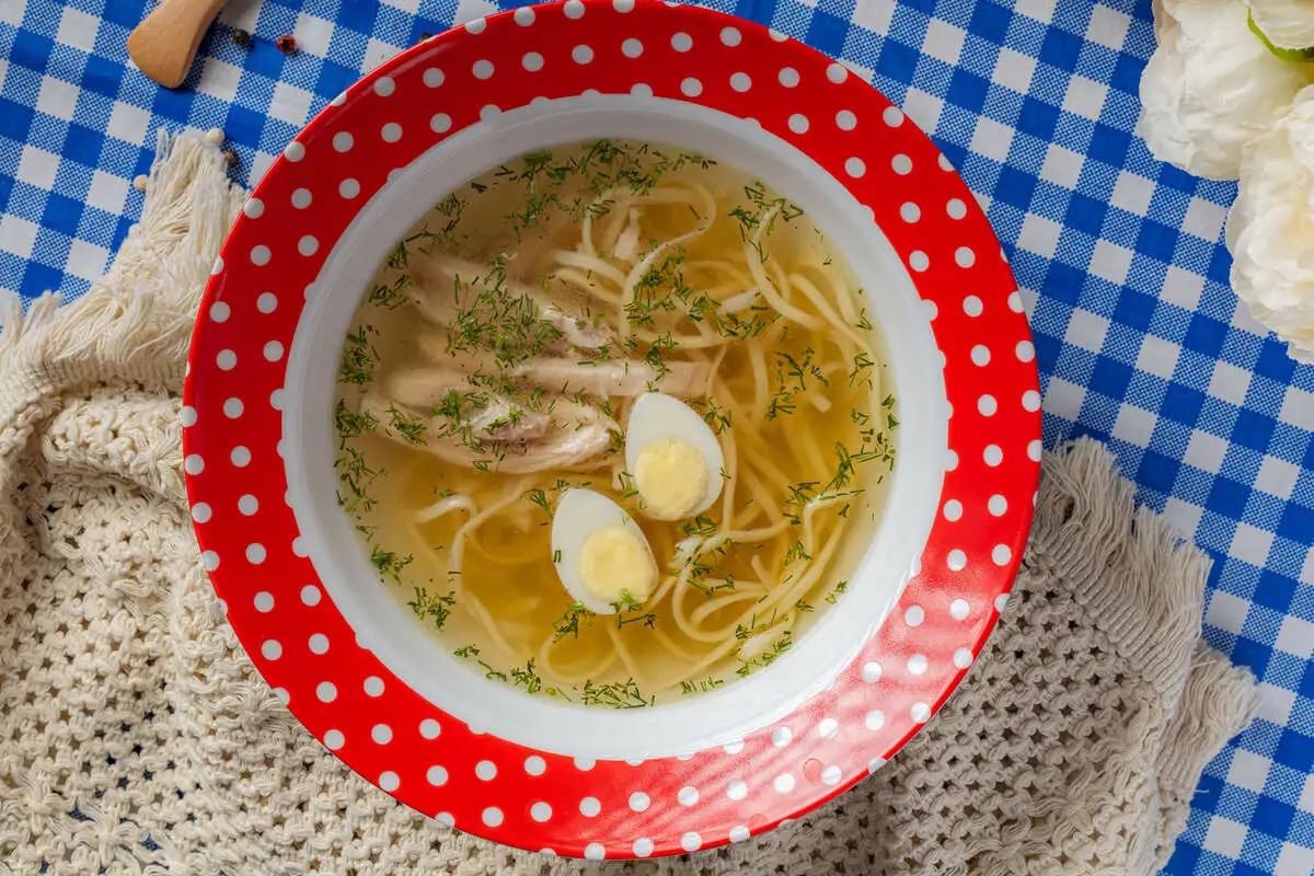 Куриный бульон с домашней лапшой