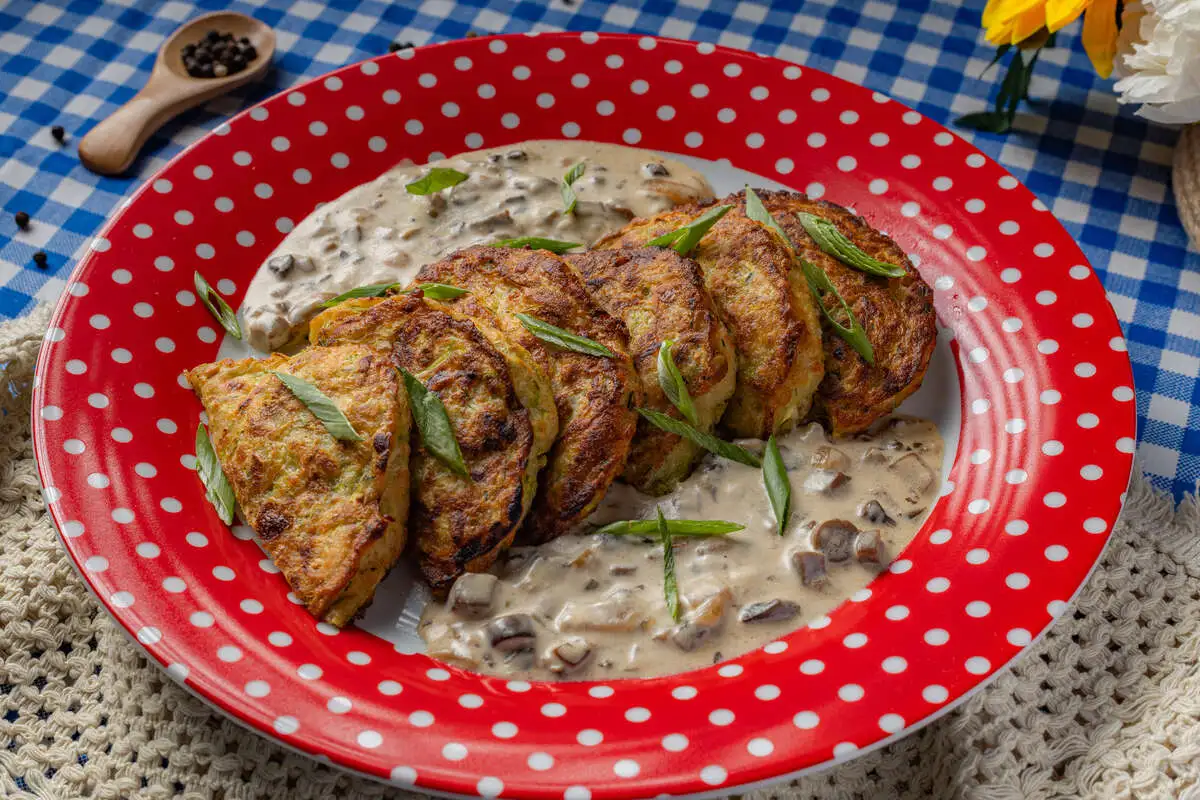Драники из кабачков с куриным филе и соусом из шампиньонов