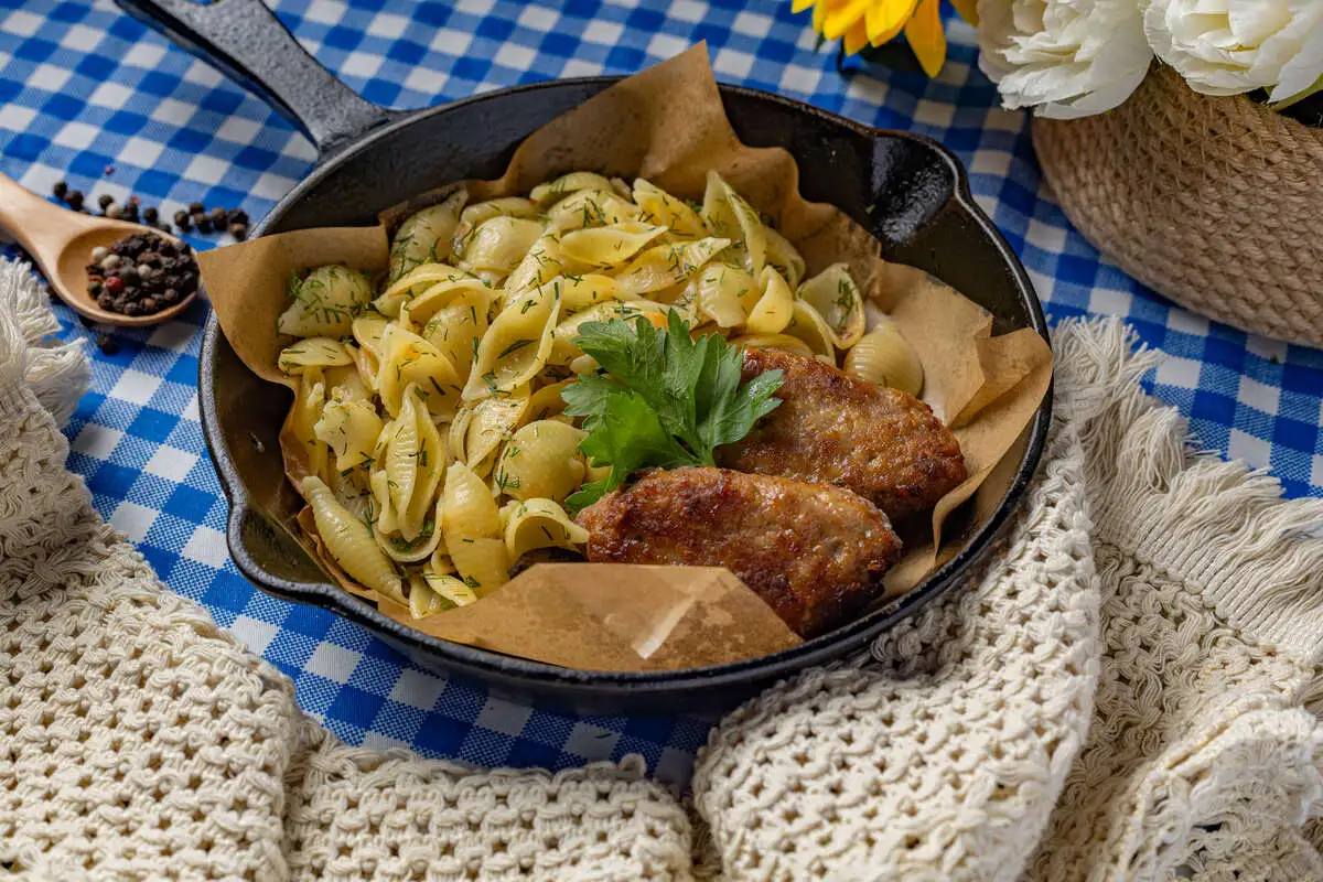 Котлеты по-домашнему с макаронами в укропе