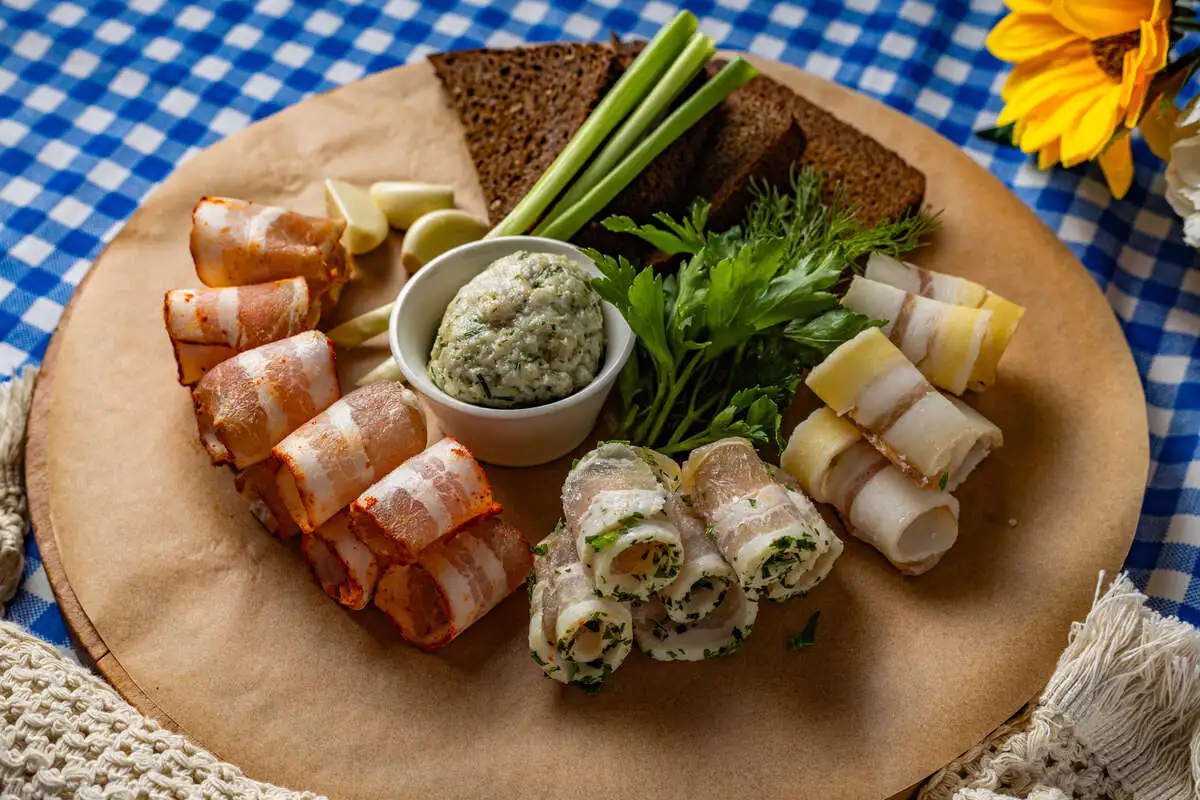 Ассорти из домашнего сала с чесноком и гренками