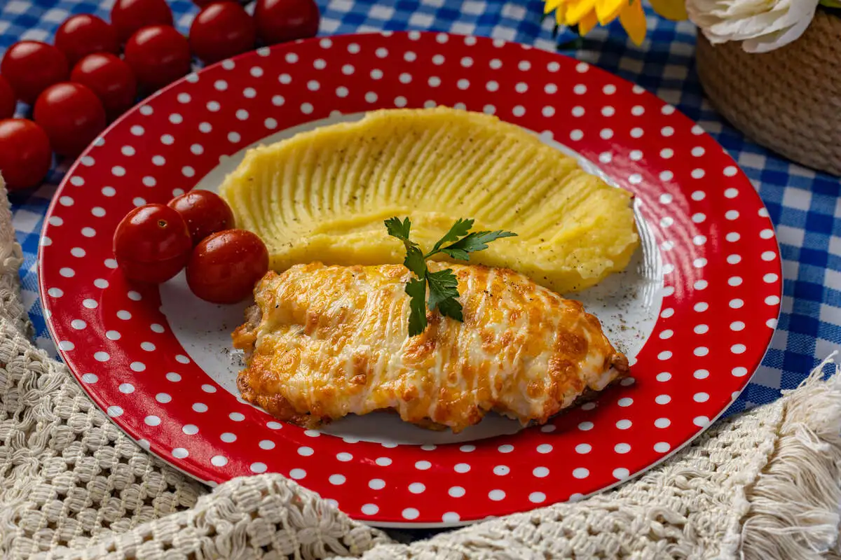 Мясо по-французски с ананасами и картофельным пюре