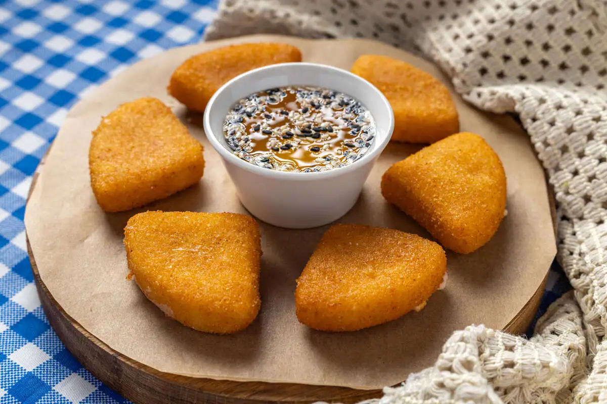 Сырные ломтики фри с медом и кунжутом