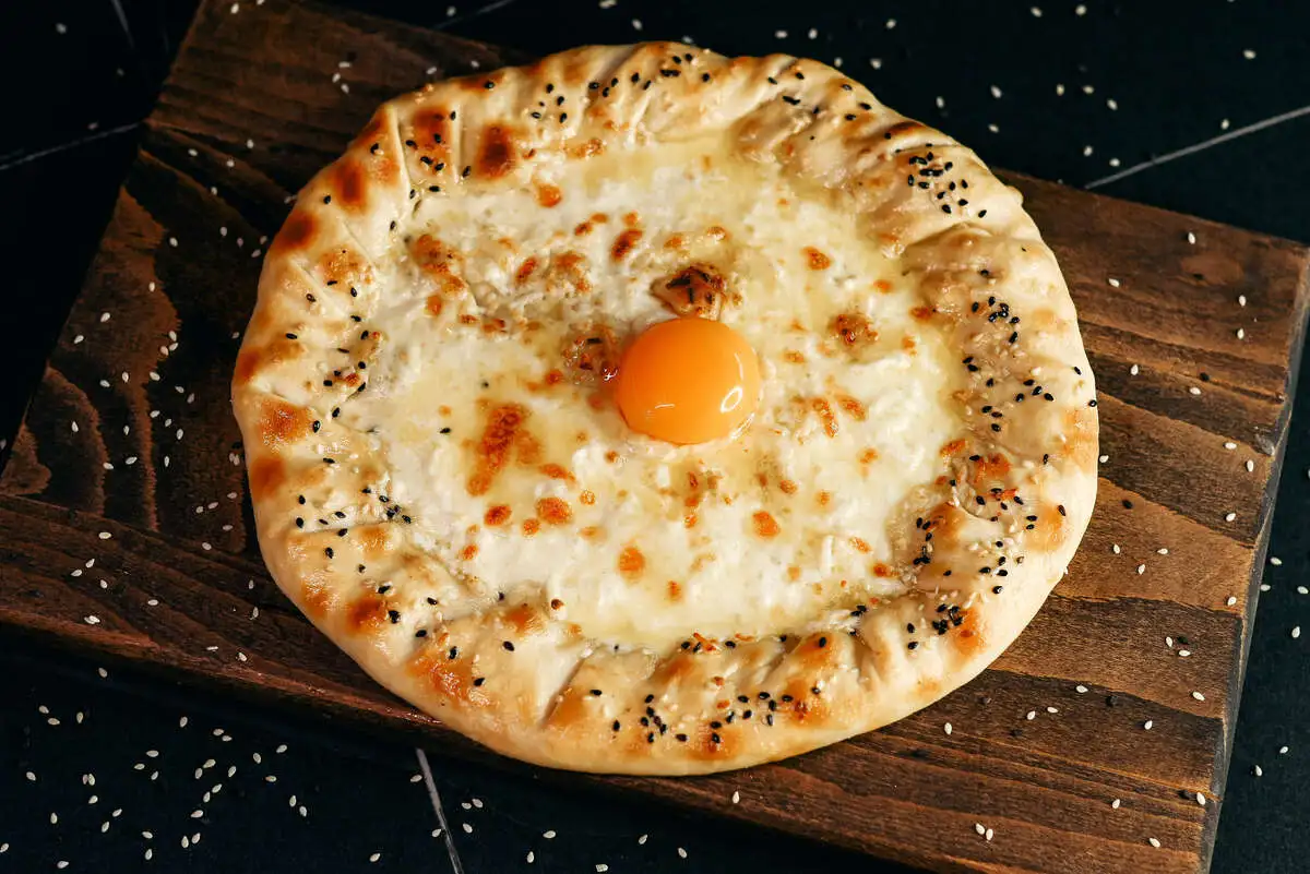 Юварлак пиде с сыром и яйцом