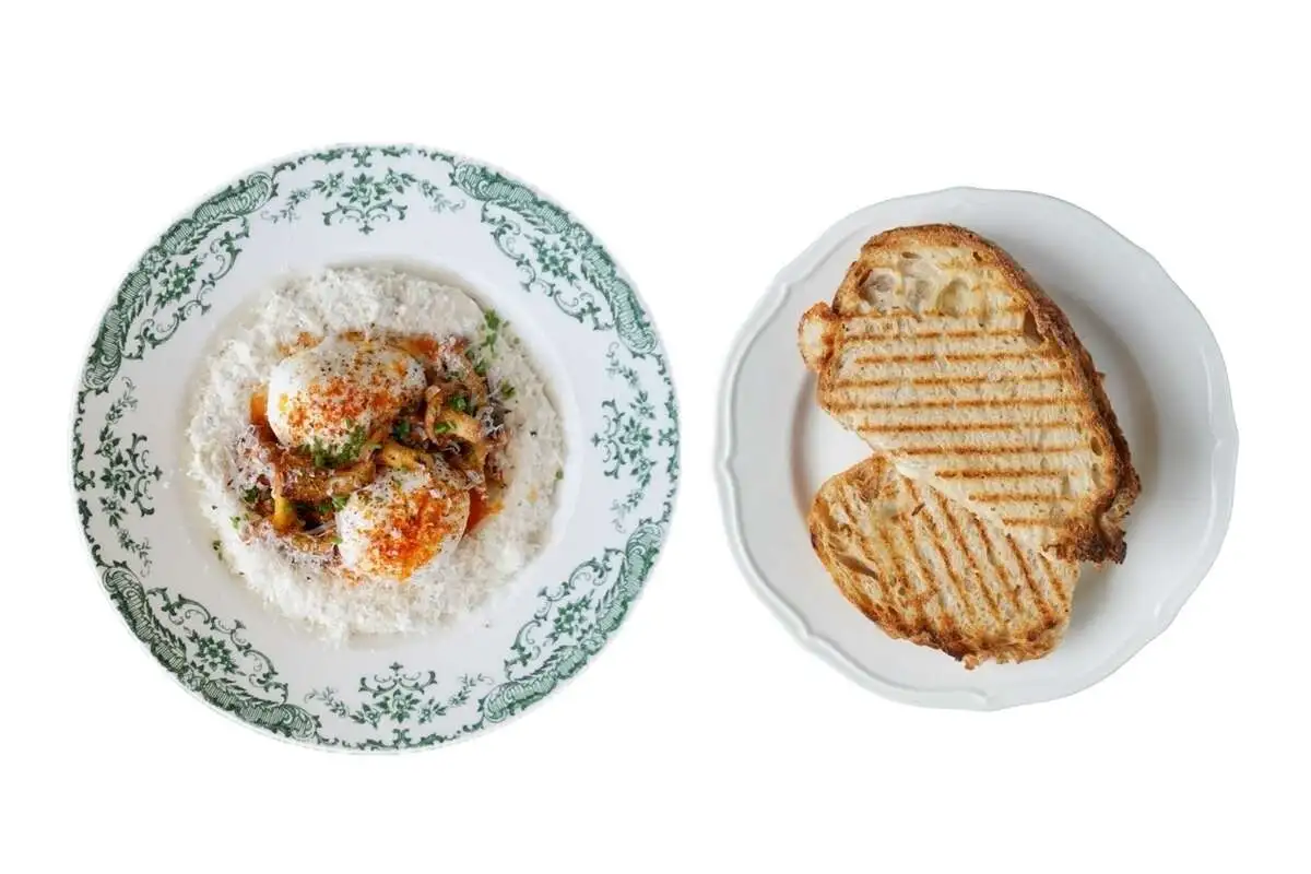 Яйца пашот с лисичками, сливочным кремом, кешью и эстрагоном