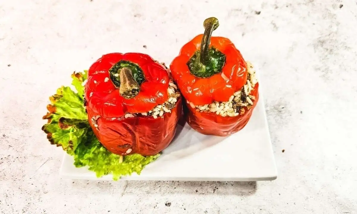 Перец фаршированный рисом и грибами