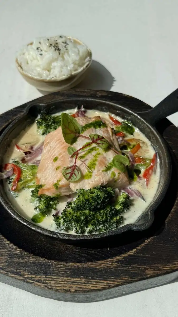 БЛ Стейк из горбуши в сливочном песто с овошами из печи и рисом 250гр.