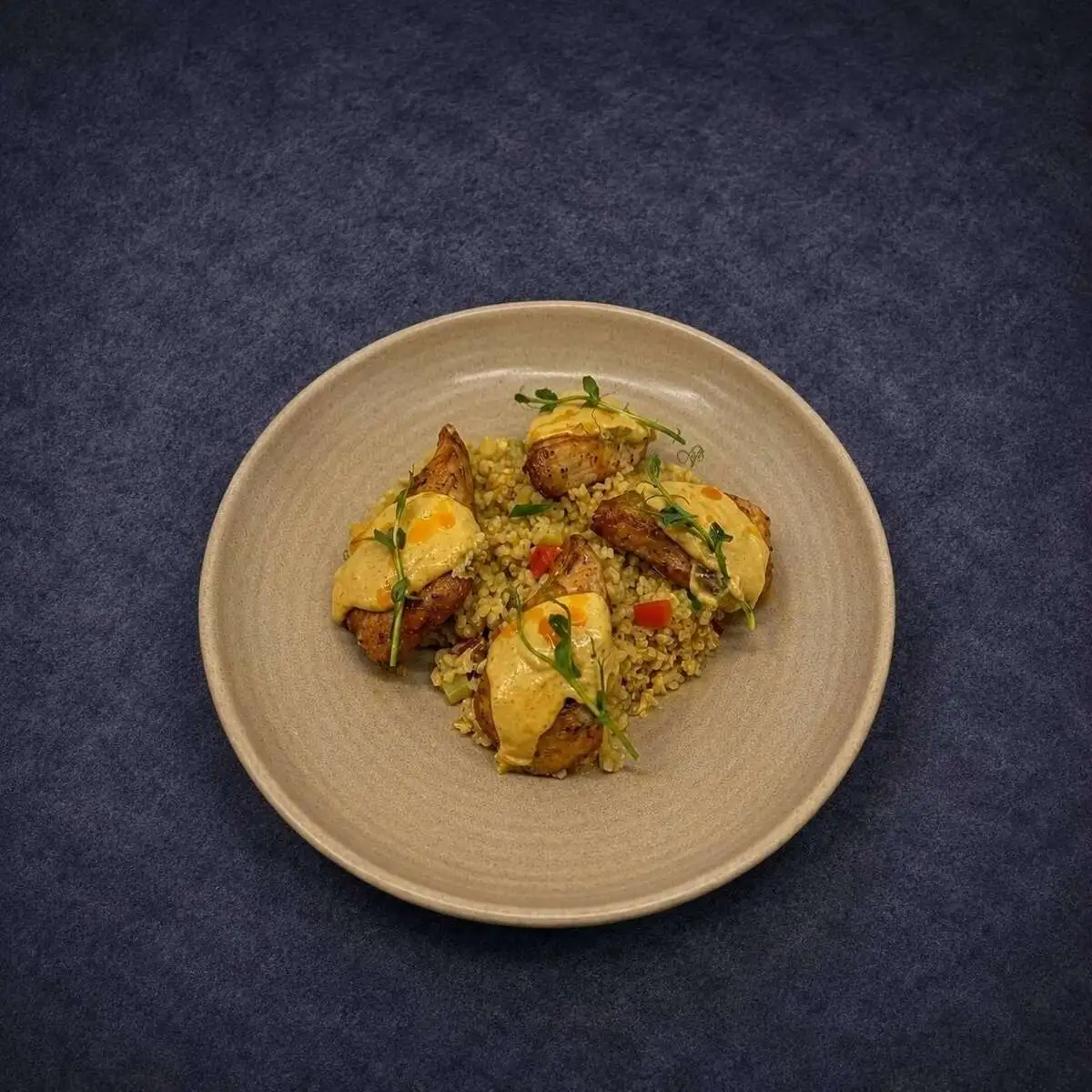 Стейк куриный с булгуром и овощами с соусом карри