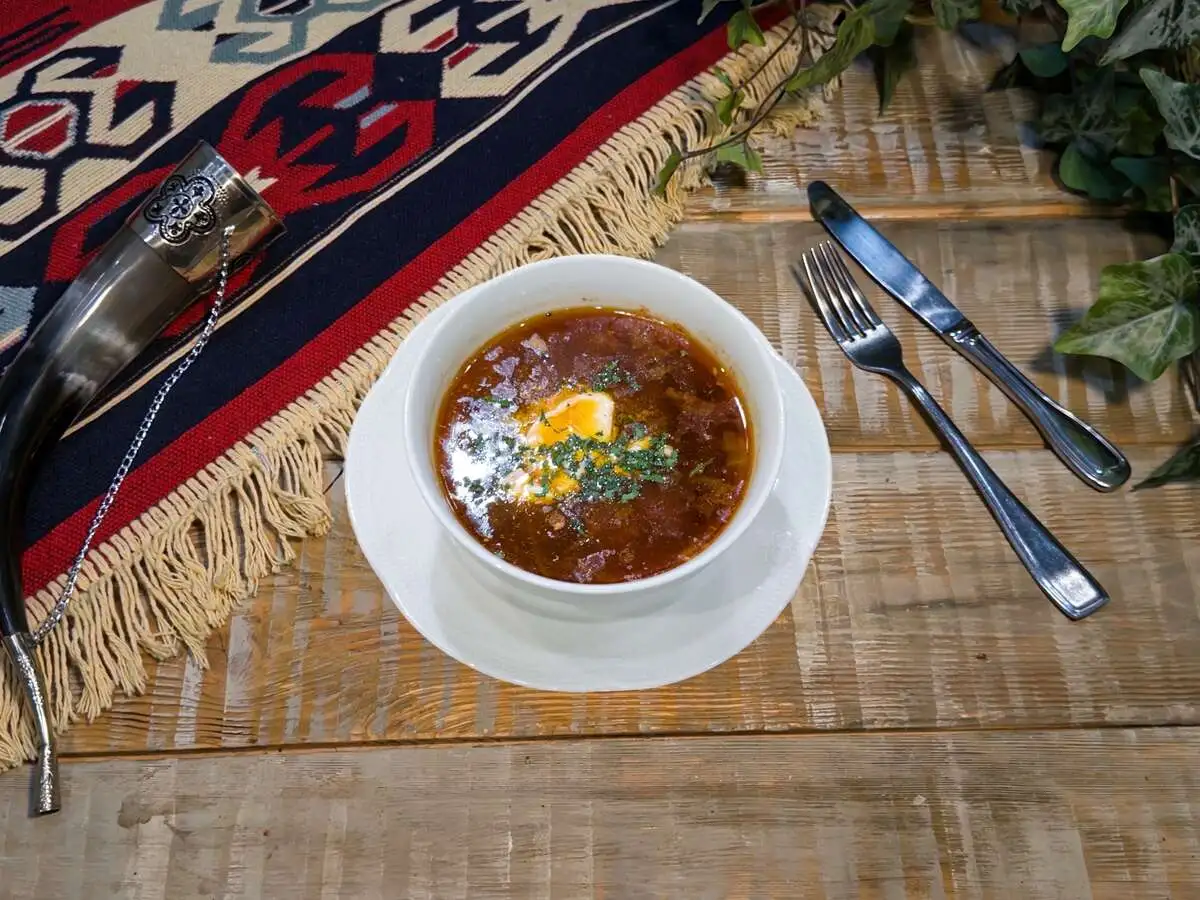 Борщ с говядиной и сметаной
