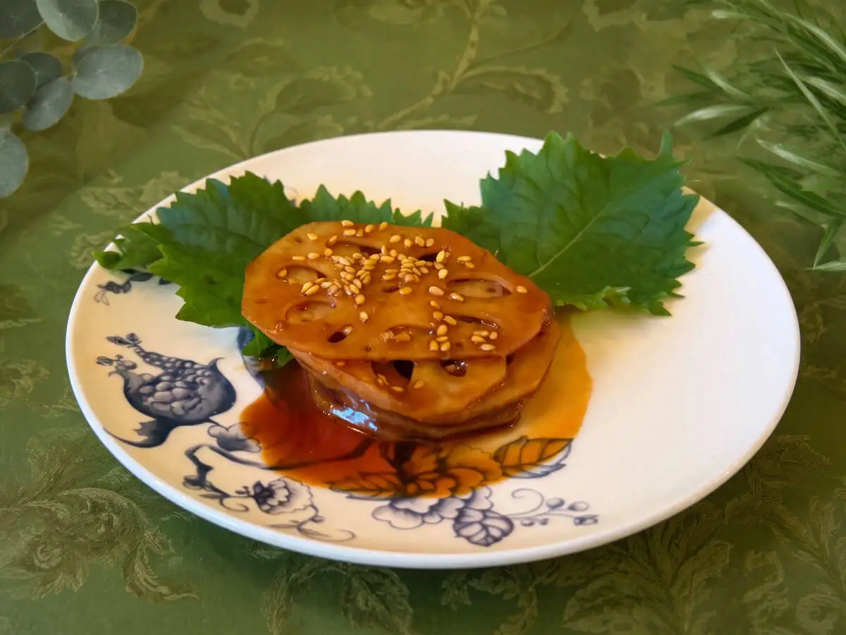 Маринованный корень лотоса с листьями шисо