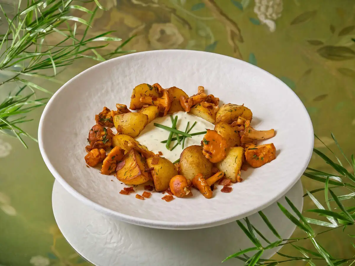 Жареные лисички с картофелем и сметанным соусом