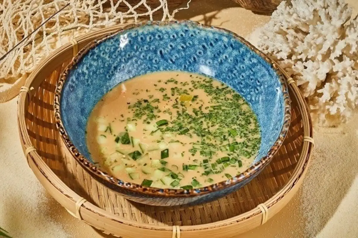 Окрошка с креветками на квасе