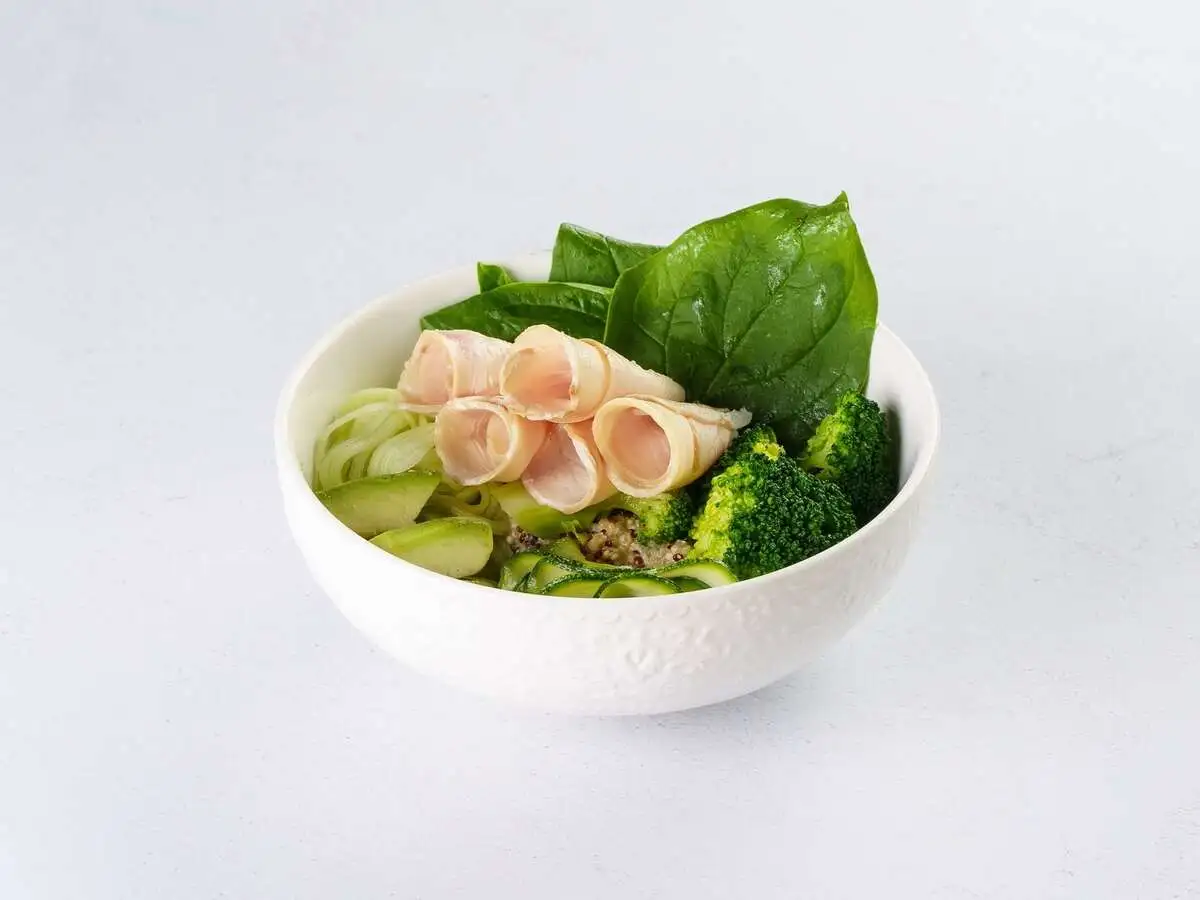 Зеленый боул с пастрами из куриного филе