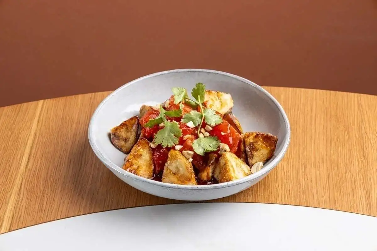 Баклажаны WOK, томаты, кешью, сладкий чили