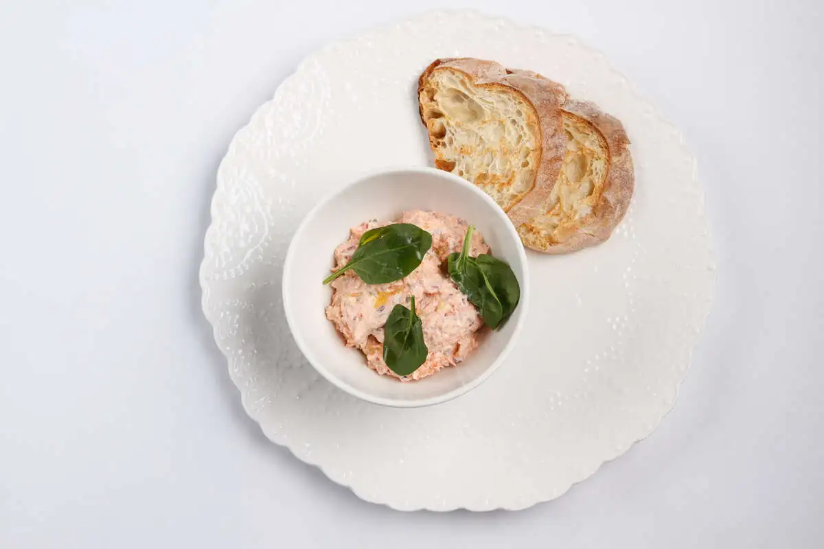 Рийет из лосося с перепелиным яйцом и каперсами