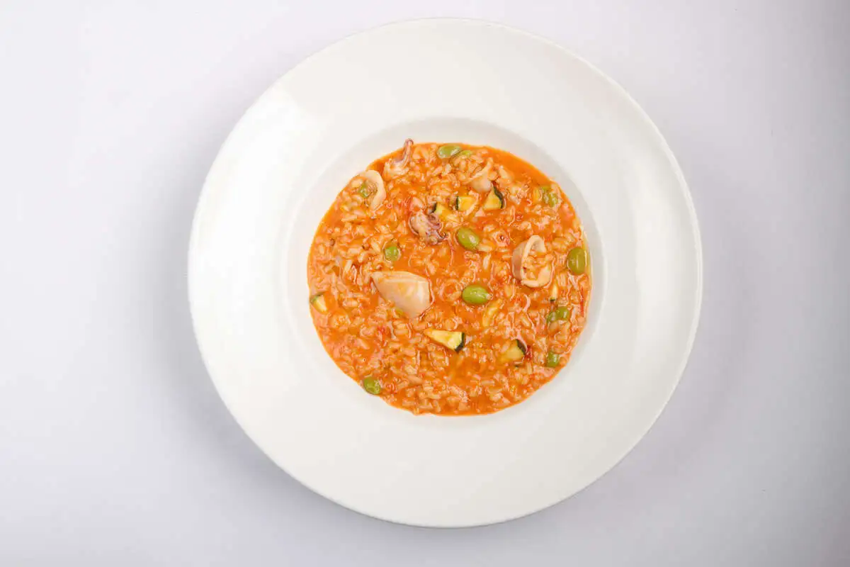 Ризотто с бейби кальмарами, цуккини и бобами эдамаме