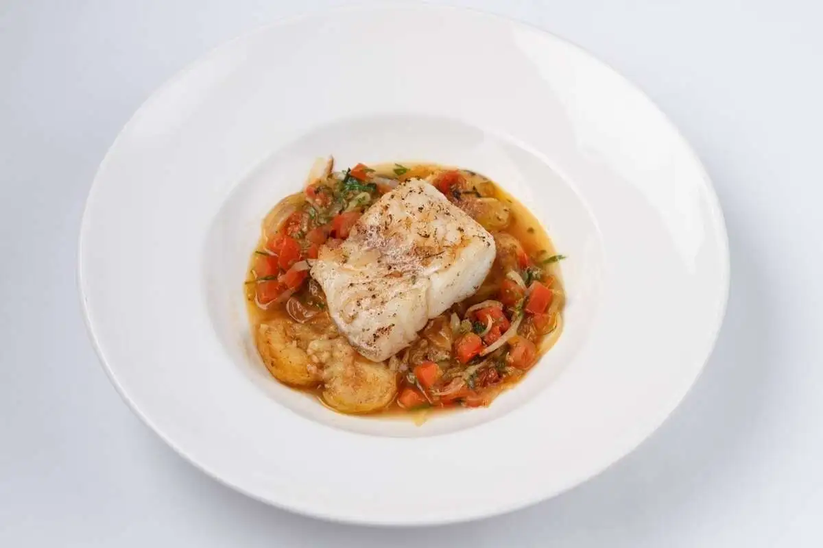 Треска с картофелем, помидорами и каперсами