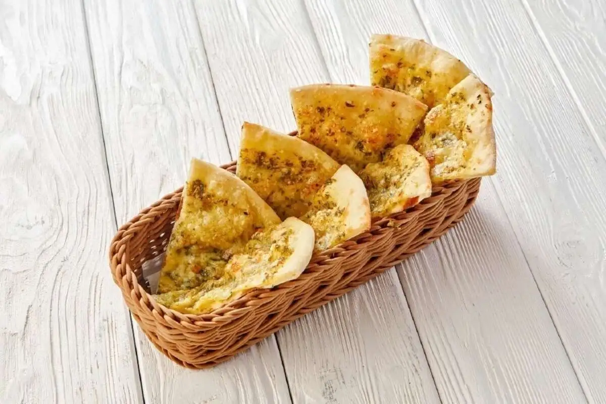 Фокачча с Пармезаном и соусом песто