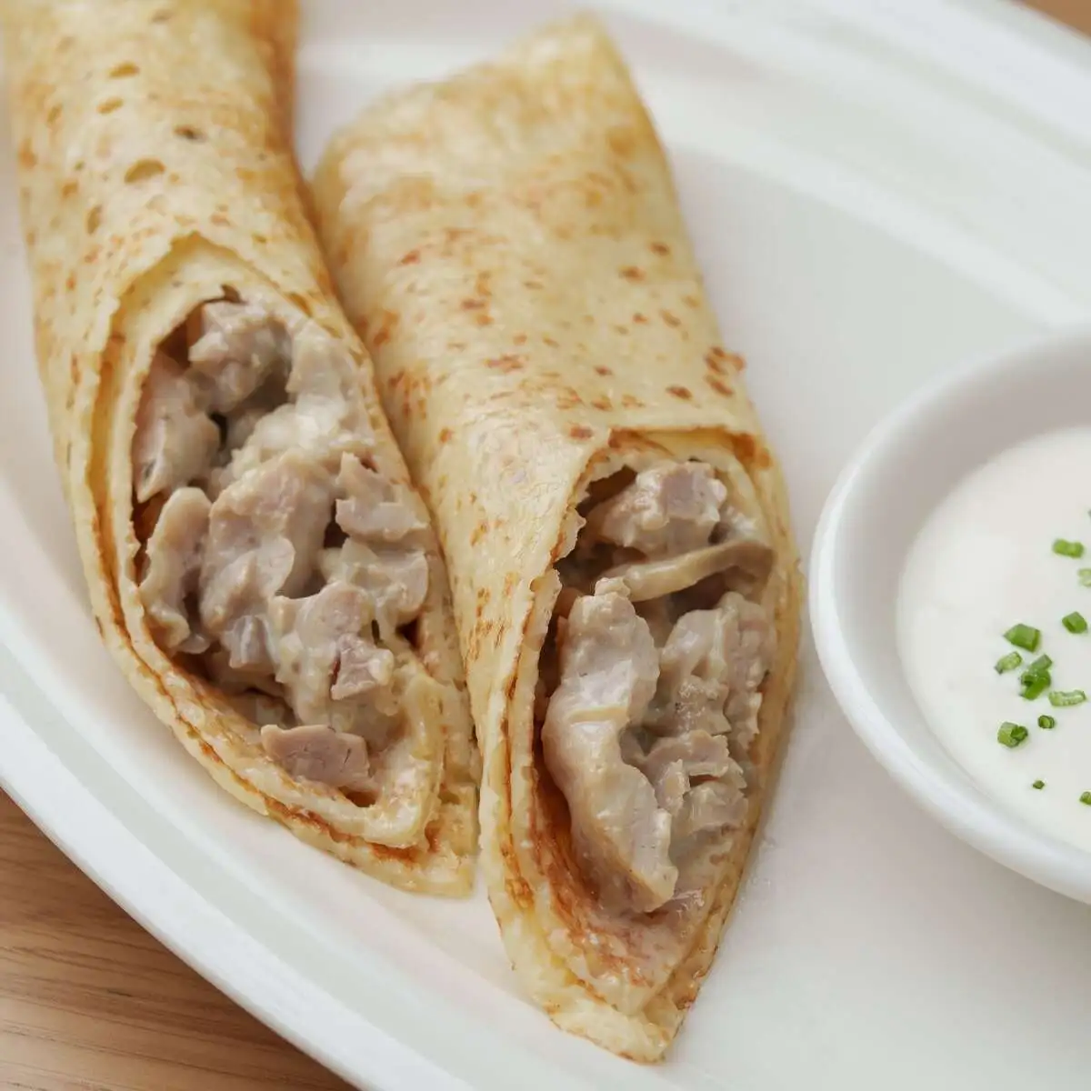 Блины с курицей, грибами и сметаной