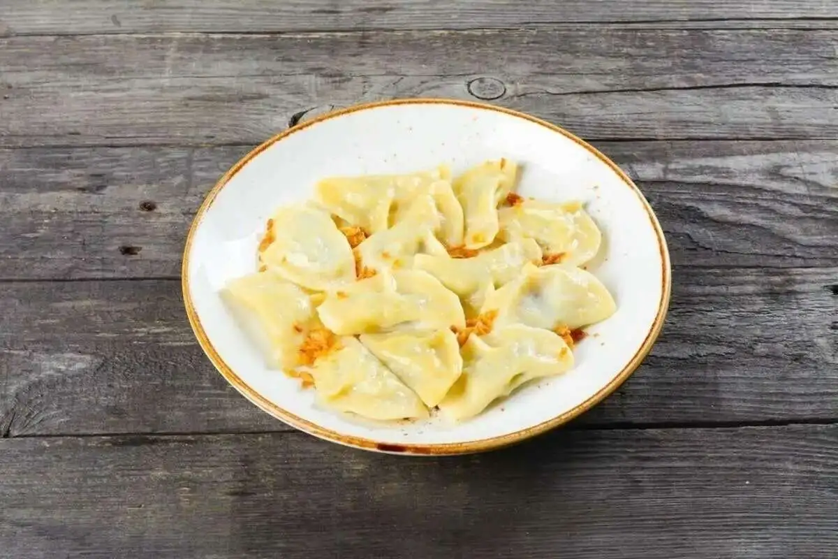 Вареники с картофелем, салом и луком