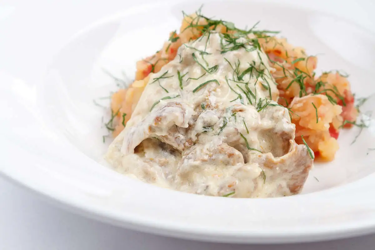 Мятый картофель с томатами и жюльеном из лисичек