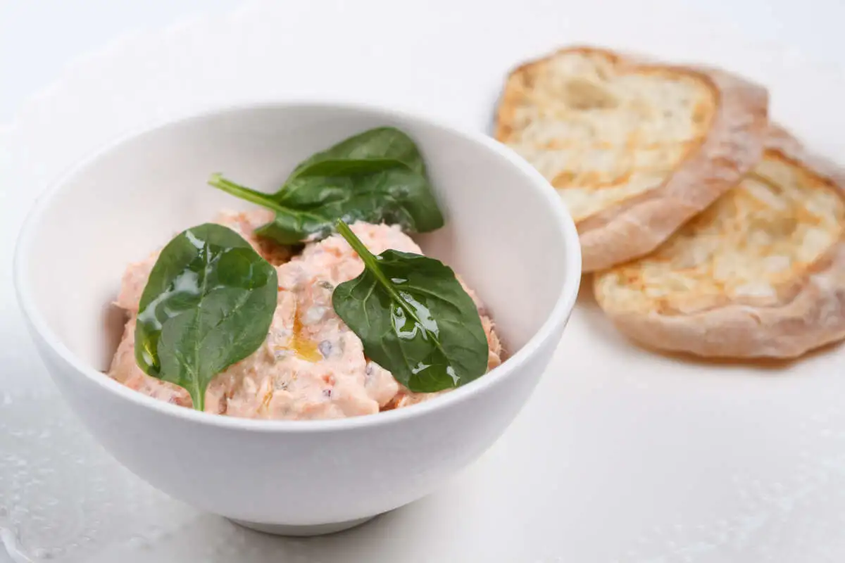 Рийет из лосося с перепелиным яйцом и каперсами