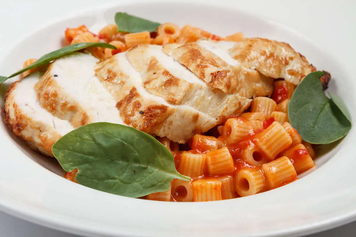Запечённая куриная грудка с пастой тубетти с томатами и шпинатом