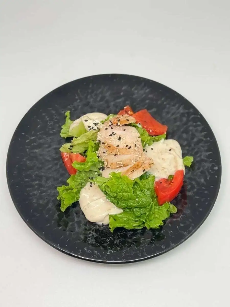 Салат с куриной грудкой, овощным миксом и ореховым соусом, 100г