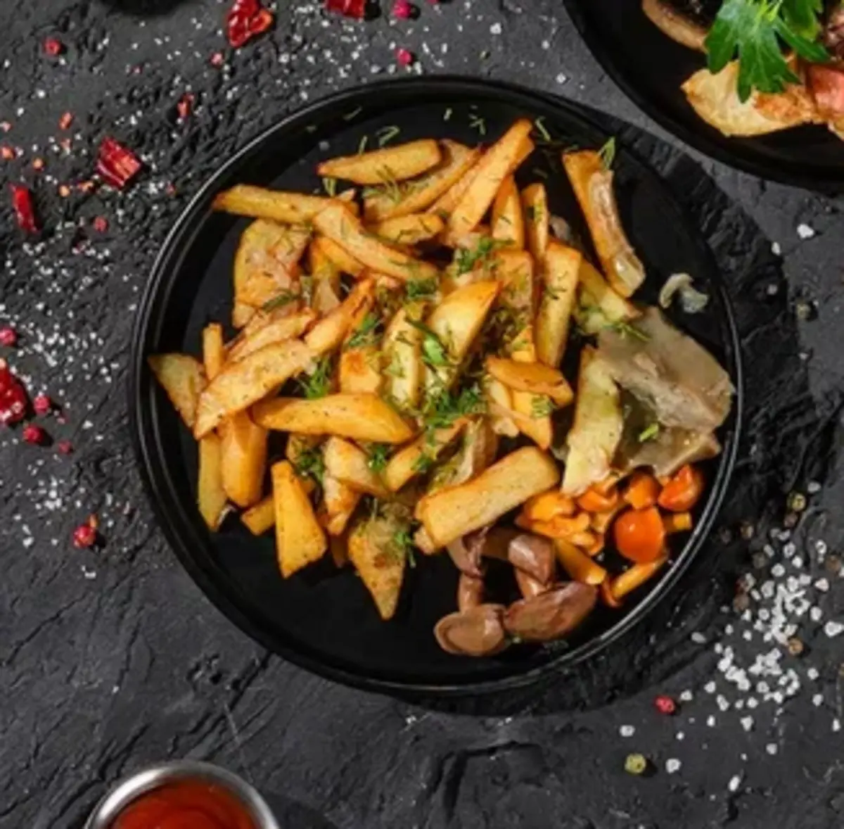Картофель жареный с лесными грибами