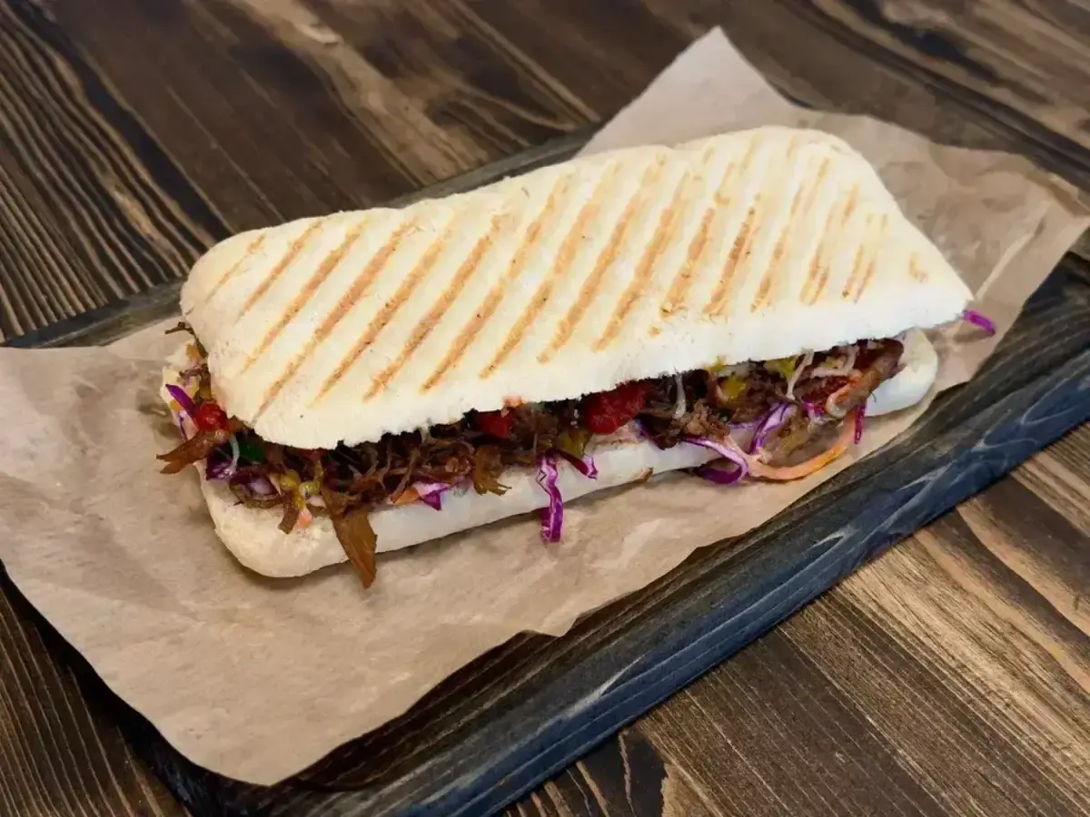Панини с рваной говядиной и грибами