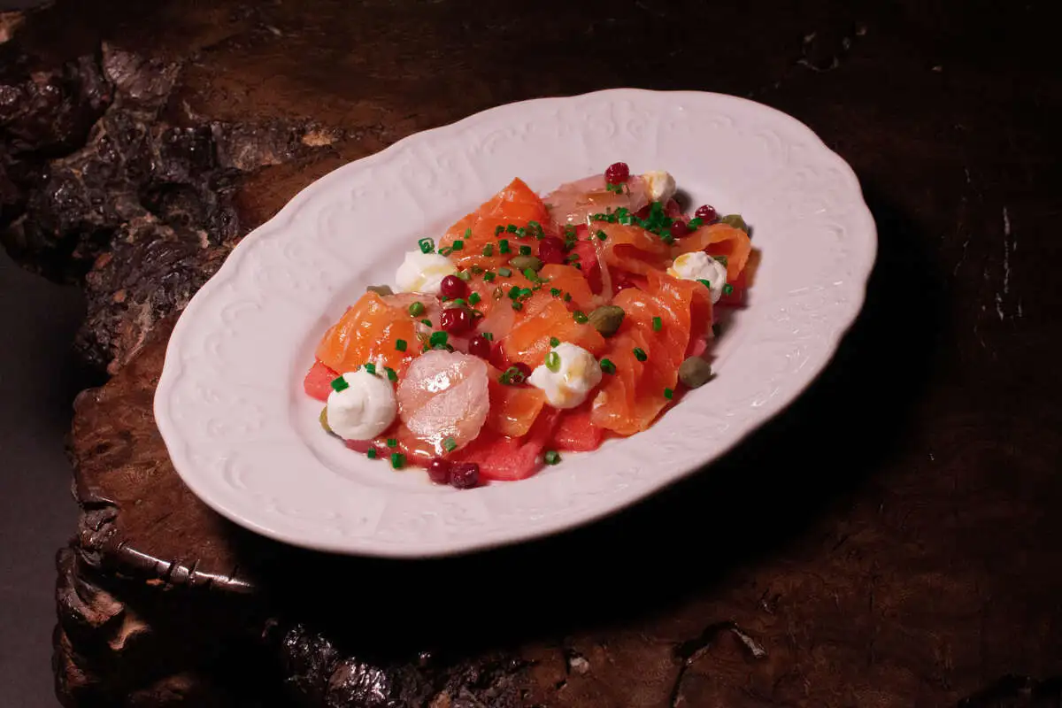 Слабосоленая форель с арбузом, каперсами и маринованным фенхелем 240гр