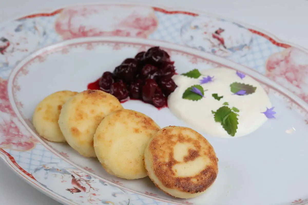 Сырники с вишнёвым компоте и сметаной
