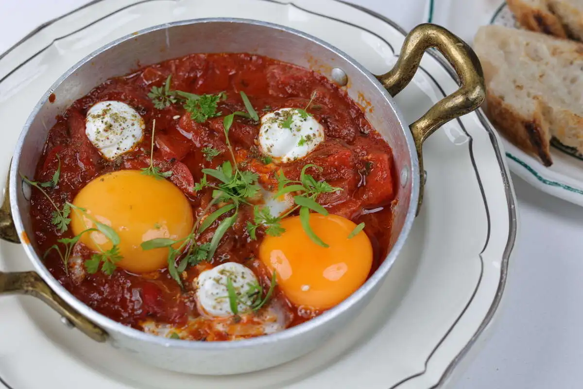 Шакшука с козьим сыром и яйцом пашот