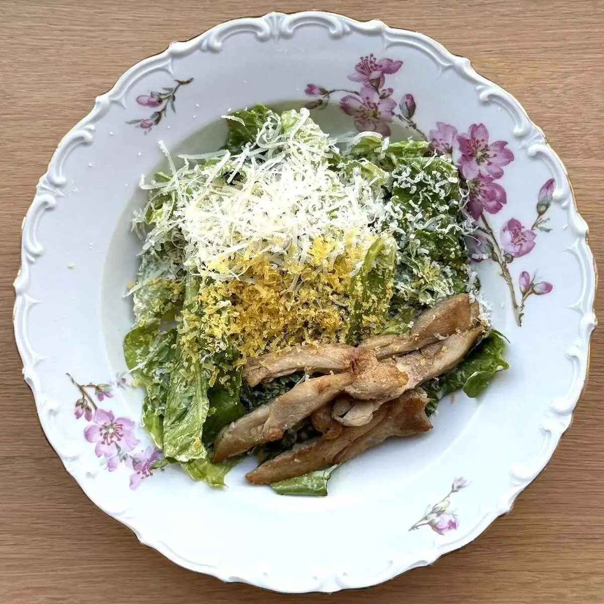 Листья романо с цыпленком и копченым айоли