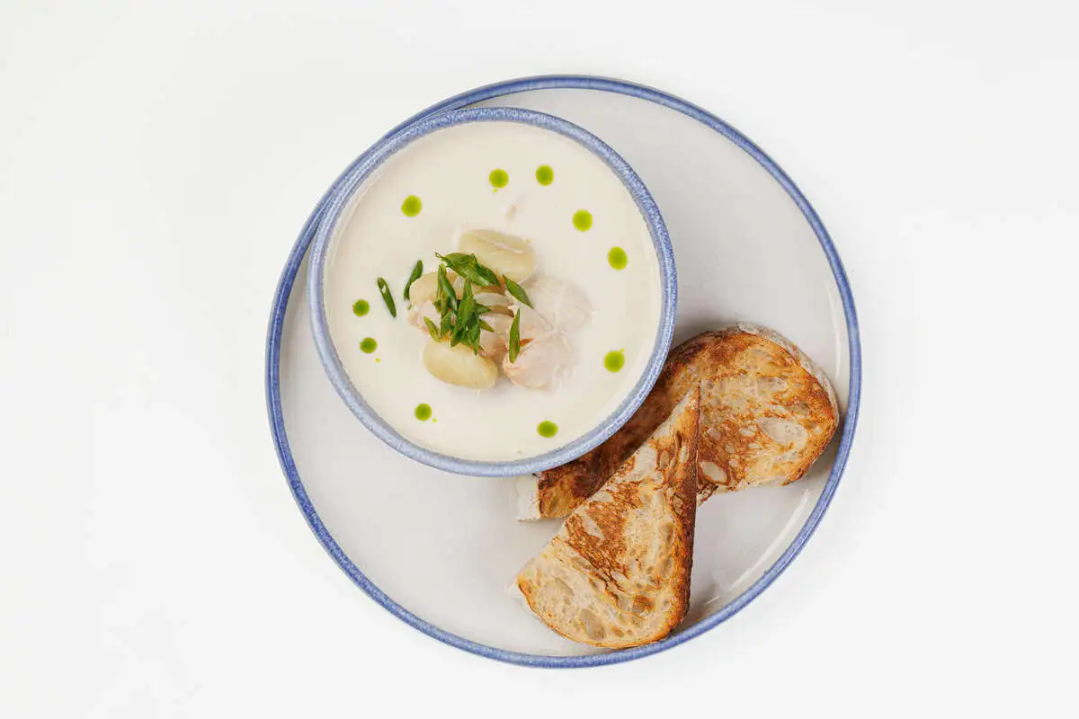 Сливочный суп с курицей, ноьокки и луком порей